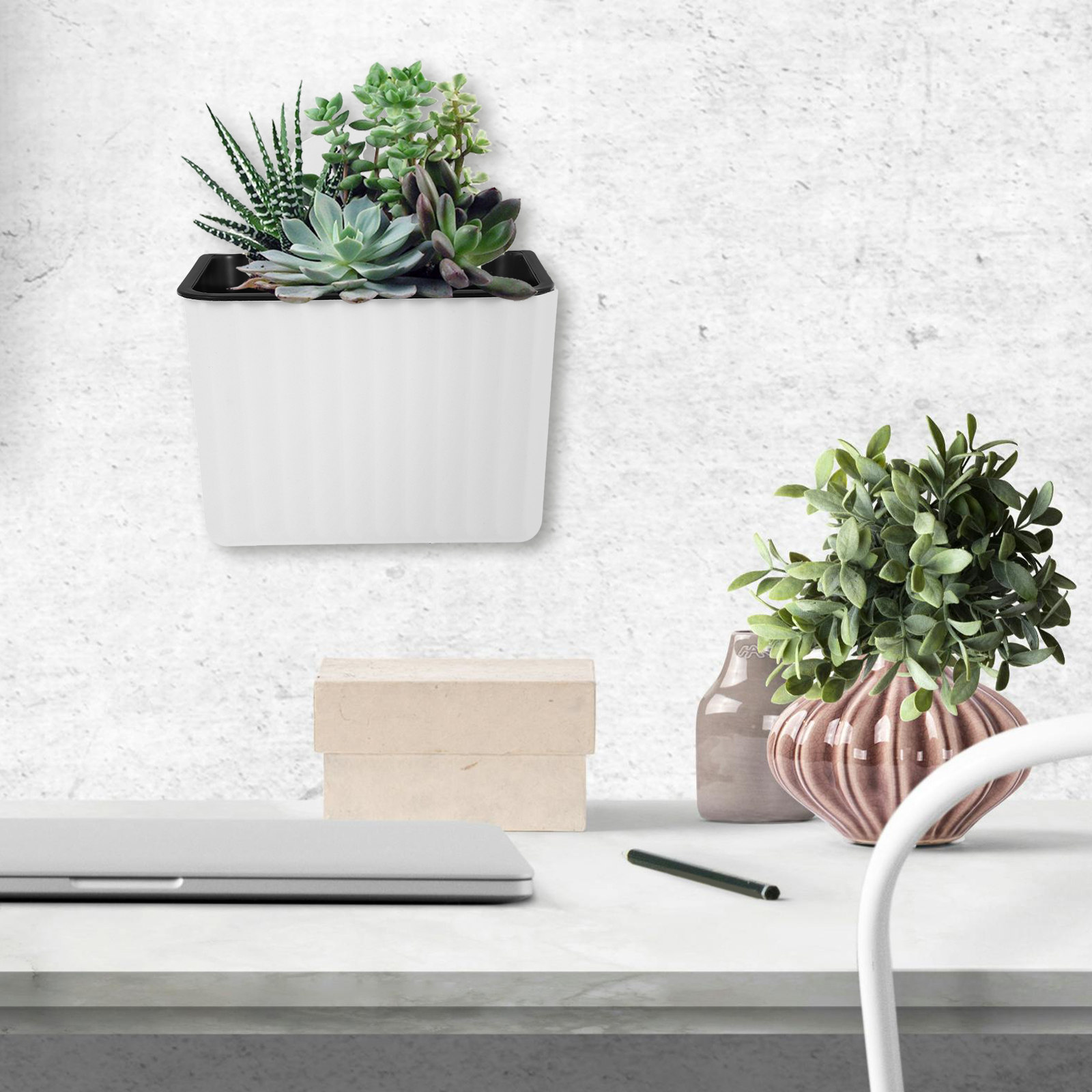 قطعتان من أواني الزهور المعلقة - مراجعة Self Watering Planter وسعره